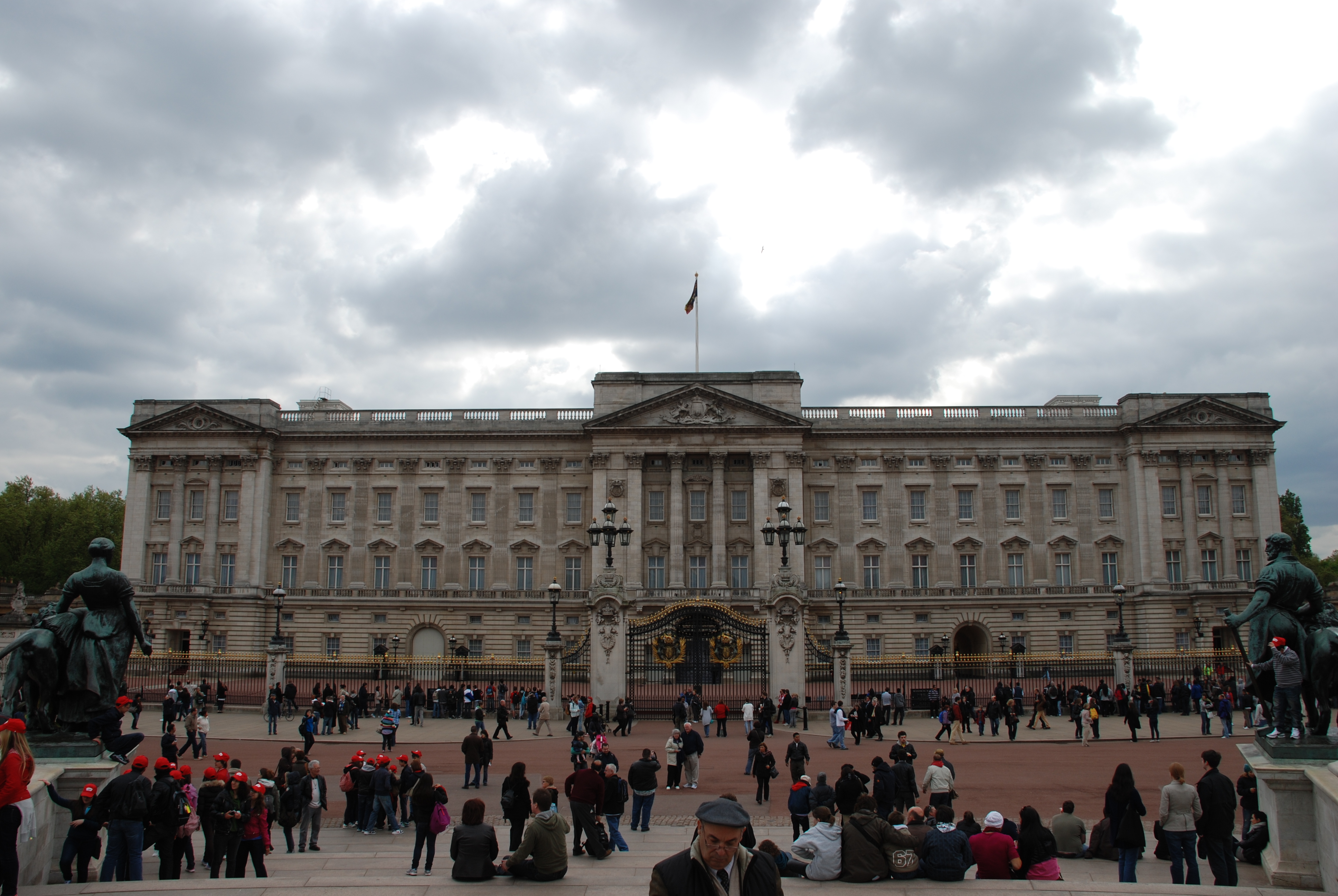 Buckingham Palace, London - Map, Facts, Location, Things to do, Best ...