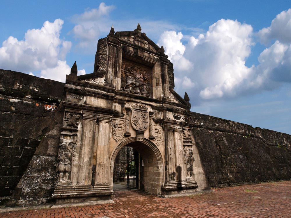 how to tour intramuros